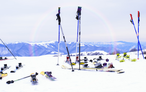 Síelés, téli szezon, hegyek és sífelszerelés sípályán - Fotó, kép