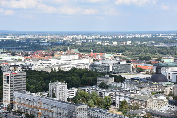 WARSAW, POLONIA - 17 AGO: Vista aérea de la ciudad desde la plataforma de observación del Palacio de Cultura y Ciencia en Varsovia, Polonia, visto el 17 de agosto de 2019. - Foto, Imagen
