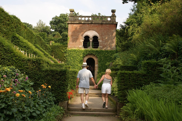 Pariskunta kävelee puutarhassa polku
 - Valokuva, kuva
