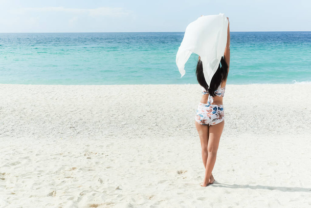 Žena chůze na pláži Moře Letní Blue Ocean Sky Horizon, Žena dovolená Relax na písečném ostrově pobřeží na dovolené, Životní styl cestovního ruchu Dívka Cestování Příroda Tropický ráj Krajina Krásná. - Fotografie, Obrázek