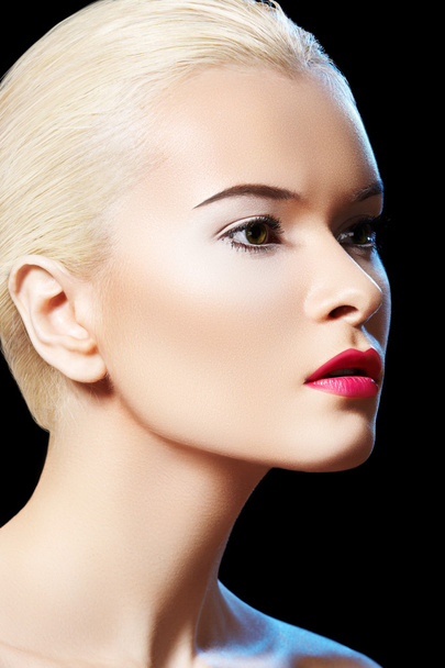 Fashion portrait of glamour woman model with bright evening lips make-up - Фото, зображення
