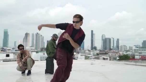Jovens breakdance na cidade urbana ao ar livre para diversão atividade e esporte - Filmagem, Vídeo