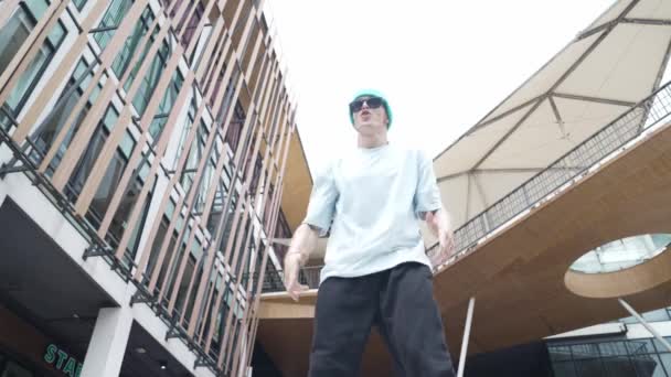 Fiatalok breakdance városi szabadtéri szórakoztató tevékenység és sport - Felvétel, videó