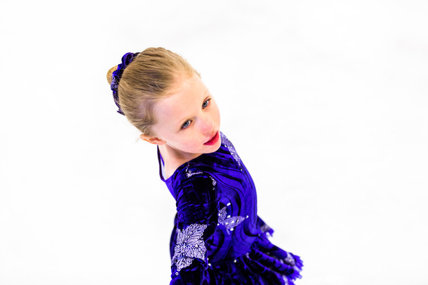 Young figure skater practicing - Foto, immagini