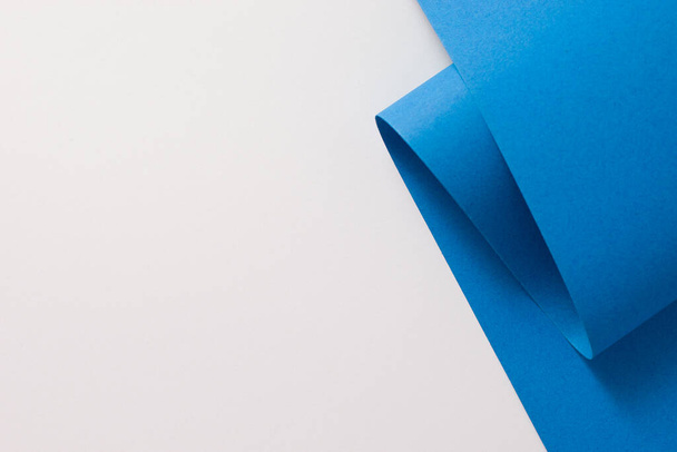 Abstraktní modré a bílé zakřivené pozadí, kopírovat prostor - Fotografie, Obrázek