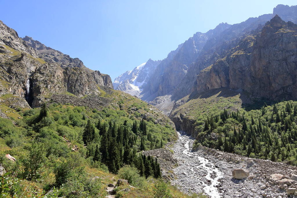 het berglandschap in het Ala Archa Nationaal Park in de zomer, Kirgizië in Centraal-Azië - Foto, afbeelding