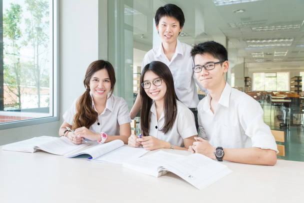 Grupa azjatyckich studentów jednolitych studiów razem w classroo - Zdjęcie, obraz