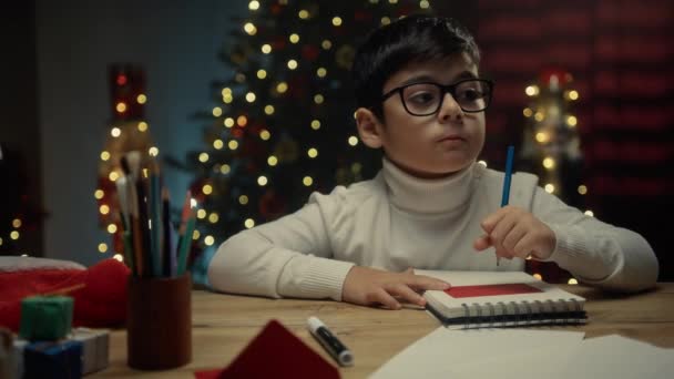 A gyerek írja a kívánságait karácsonyra. .  - Felvétel, videó