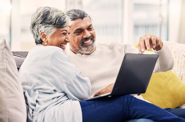 Старший, ноутбук або щаслива пара транслюють комедійні відео на планшеті на пенсії вдома разом. Любов, старенька або літня людина, що зв'язується, дивиться або сміється у кумедному фільмі або фільмі у вітальні. - Фото, зображення