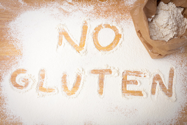 las palabras NO GLUTEN escritas sobre harina sin gluten
 - Foto, imagen