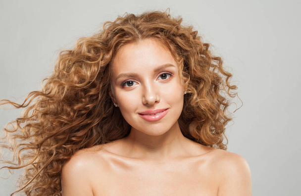 Bonito elegante jovem modelo feminino com curly longo penteado marrom no fundo branco. Mulher com cabelo ondulado - Foto, Imagem