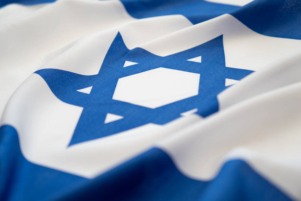 Bandera nacional israelí ondeando en el fondo del viento. Vista de ángulo bajo. - Foto, Imagen