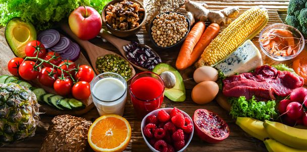 Una variedad de productos alimenticios que representan una dieta equilibrada - Foto, imagen