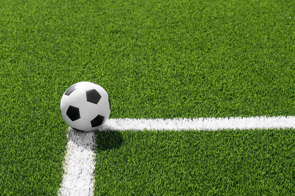 Schwarz-weißer Fußball und Fußball auf dem Feld. Horizontales Sport-Themenposter, Grußkarten, Kopfzeilen, Website und App - Foto, Bild