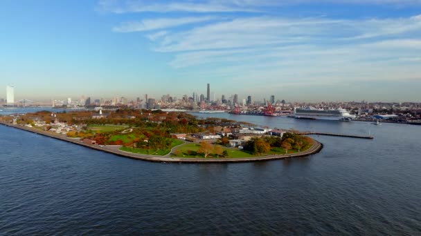 Drone video view of Governors Island 2023. material de archivo aéreo - Imágenes, Vídeo