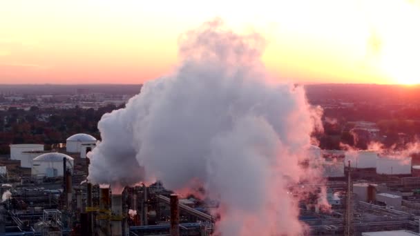 Napnyugtakor füstgáz. Légi felvétel ipari erőműről - Felvétel, videó