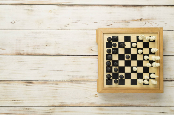 Ξύλινο σκάκι σε ξύλινο φόντο, πάνω όψη - Φωτογραφία, εικόνα