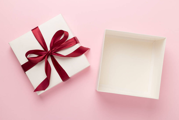 Caja de regalo abierta sobre fondo de color, vista superior. Prepárate para el diseño - Foto, Imagen