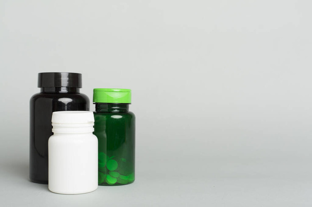 Bottiglie di plastica per vitamine su sfondo di colore - Foto, immagini