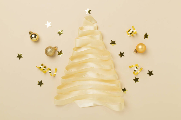Kreative handgemachte Weihnachtsbaum mit Dekor auf farbigem Hintergrund, oben, Ansicht - Foto, Bild