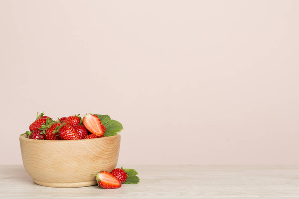 fraises fraîches dans un bol sur une table en bois - Photo, image
