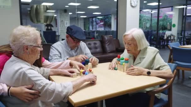 Video van drie oude mensen en verpleegster spelen vaardigheden hersenen games - Video