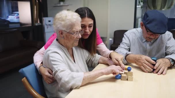 Video de una anciana y enfermera jugando juegos de habilidad - Metraje, vídeo