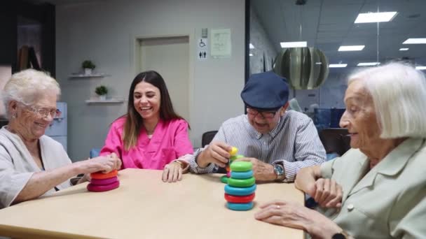 Βίντεο από μια χαρούμενη σκηνή νοσοκόμας και ηλικιωμένων σε ένα γηριατρικό - Πλάνα, βίντεο