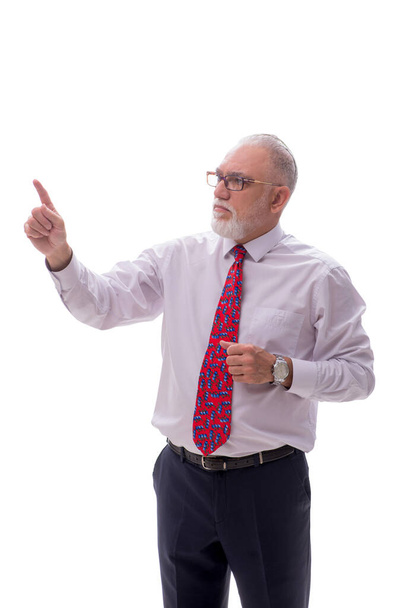 Ancien patron appuyant sur le bouton virtuel isolé sur blanc - Photo, image