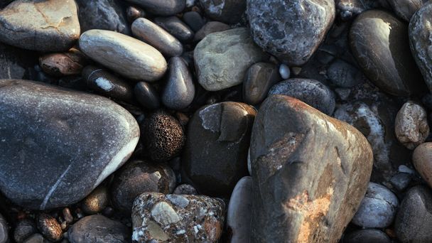 Protector gráfico que captura la esencia de la orilla del mar con su representación de piedras pulidas por la suave acción del agua, creando un ambiente sereno y natural. Foto de alta calidad - Foto, Imagen