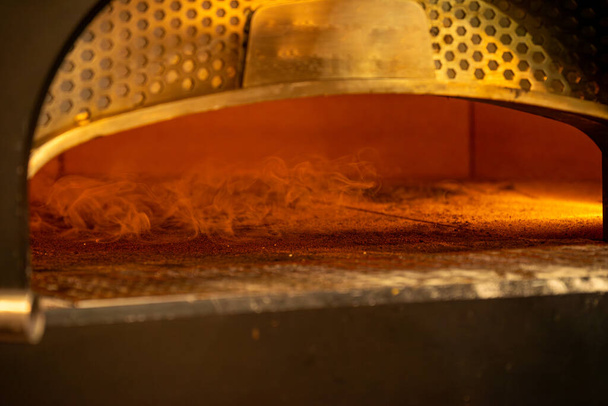 A füst felszáll a pizzakemencében lévő melegből. Kiváló minőségű fénykép - Fotó, kép