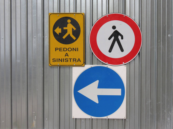 Регуляторные знаки, пешеходы с левой стороны, пешеходов нет, повернуть налево, дорожные знаки - Фото, изображение