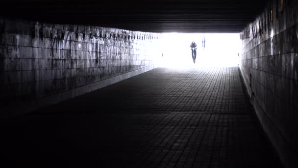 два гонщика на скутері, що наближається в метро - Кадри, відео