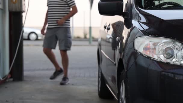 Hombre lavando un coche en un auto-servicio de lavado de coches - Metraje, vídeo