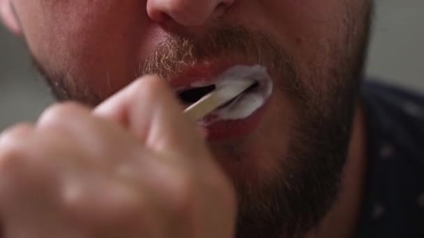 Человек чистит зубы крупным планом. - Кадры, видео