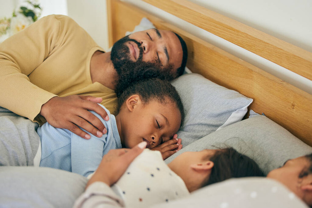 Nukkuminen, mukavuus ja perhe sängyssä rentoutuvat, lepäävät ja haaveilevat kotona yhdessä. Rauhallinen, uni ja vanhemmat syleilevät lapsia makuuhuoneessa torkut, rentoutumista tai viihtyisä, rakkaus ja makea viikonloppuna. - Valokuva, kuva