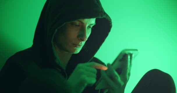 Weibliche Hacker stehlen Daten zum Schutz vor Phishing - Filmmaterial, Video