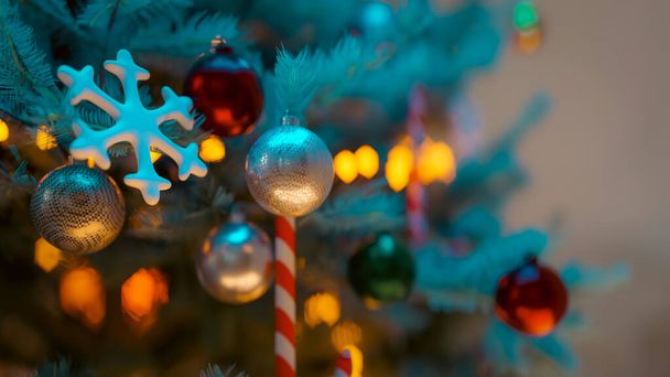 Різдвяна ялинка крупним планом з декількома прикрасами, 3d рендеринг - Фото, зображення
