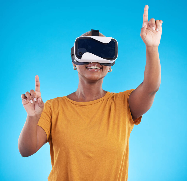 Черная женщина, метаверс и виртуальная реальность, экран с технологиями будущего и 3D на голубом фоне. Опыт пользователя, очки VR и женская пресса, цифровой мир и игровое программное обеспечение в студии. - Фото, изображение