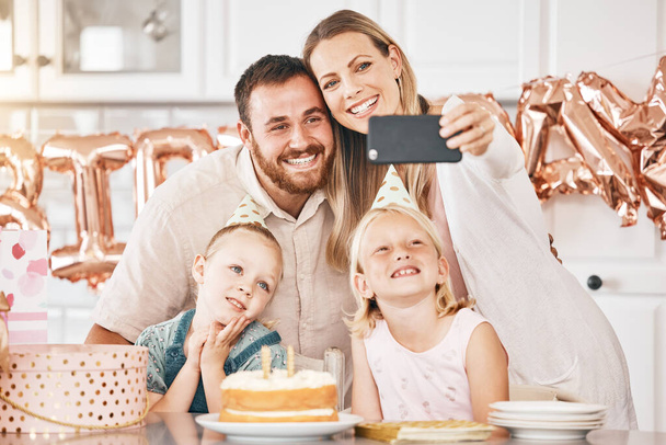 Mutlu yıllar, parti ve bir aile olarak evde selfie çekiyoruz. Sevgi dolu ebeveynler ve neşeli küçük çocuklar neşeli fotoğraflara gülümsüyor, hatıraları birleştiriyor ve sürpriz bir kutlama yapıyorlar.. - Fotoğraf, Görsel