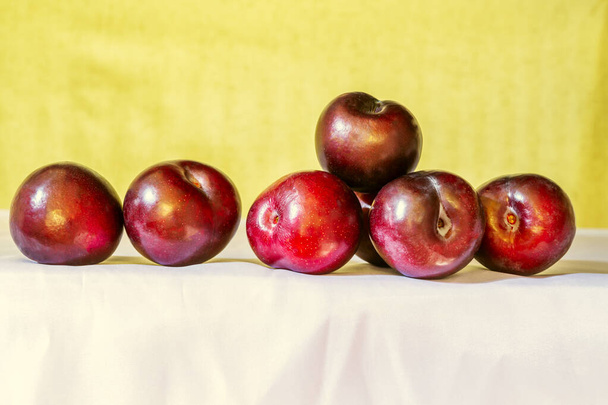 La prune est une drupe, c'est-à-dire un fruit charnu avec une seule graine entourée d'un endocarpe ligneux - Photo, image