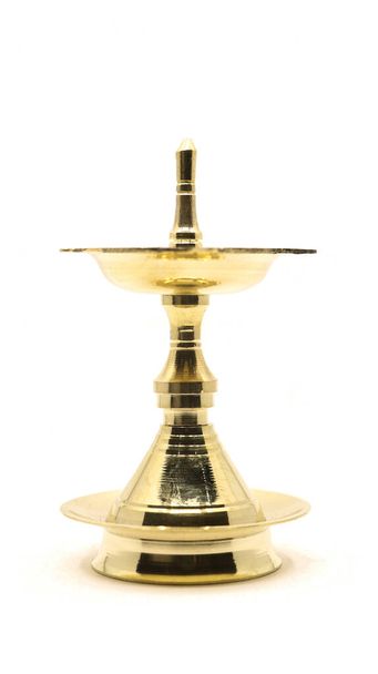 una lampada a olio vintage in ottone di design tradizionale unico utilizzato per la celebrazione del tempio e rituali di festa, chiamato anche come diya, vilakku o samai isolato - Foto, immagini