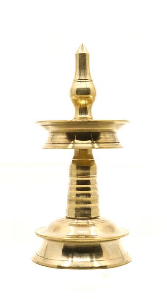 παραδοσιακό χρυσό φωτιστικό πετρελαίου ή βιλάκου ή σαμάι με μια καθαρή γυαλιστερή επιφάνεια που χρησιμοποιείται ως αντίκα διακόσμηση και για θρησκευτικές τελετές που απομονώνονται σε λευκό φόντο - Φωτογραφία, εικόνα