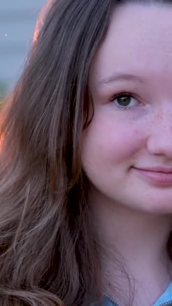 Sorriso de uma adolescente brilhante de perto. Fechar a boca. Imagens 4k de alta qualidade - Filmagem, Vídeo
