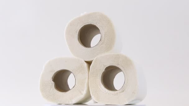 Papel higiénico blanco suave de múltiples capas en rollos, macro. Accesorios sanitarios para el inodoro. Fondo aislado hecho de rollos de papel higiénico de calidad - Metraje, vídeo