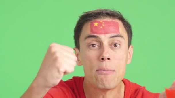 Άνθρωπος με κινεζική εθνική σημαία αναστατωμένος με έναν διαιτητή - Πλάνα, βίντεο