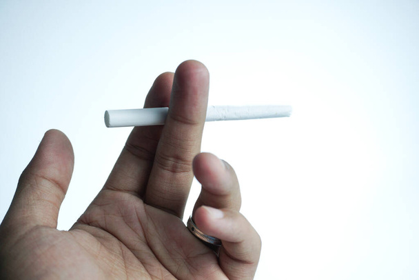Zigarette in der Hand. isoliert auf weißem Hintergrund. illustration - Foto, Bild