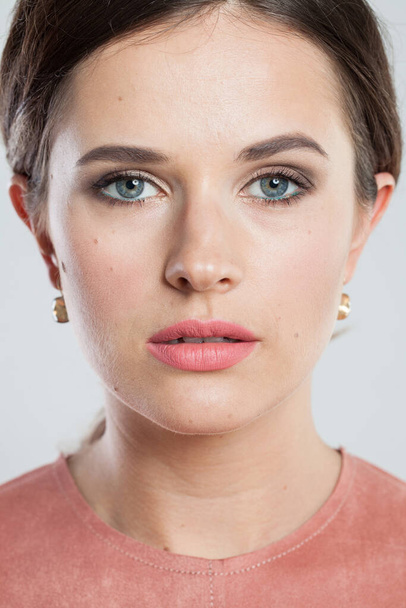 Attraktives weibliches Gesicht mit natürlicher, klarer Haut ohne Retusche. Junge, perfekte Frau ohne Retusche, Studioporträt in Nahaufnahme - Foto, Bild