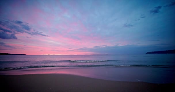 Ochtend over het strand, schilderachtige zee zonsopgang over de oceaan horizon - Video