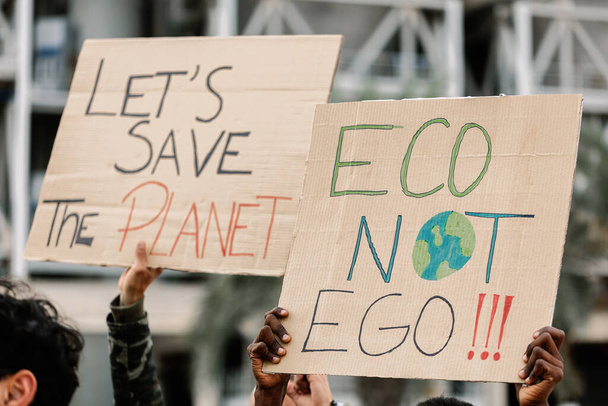 Skupina aktivistů držících plakáty a transparenty pro změnu klimatu. Životní prostředí a zachránit planetární koncept. - Fotografie, Obrázek